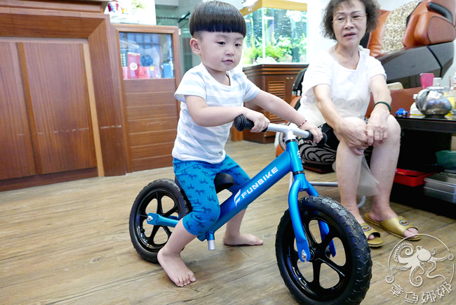 該是放手讓孩子勇敢跨步走【台灣ilovekids】FUNbike滑步車，踏上孩子前進的第一步，超輕1.9公斤鋁合金車架，一手撐起孩子的世界！ @章魚娜娜 ∞ 玩味生活