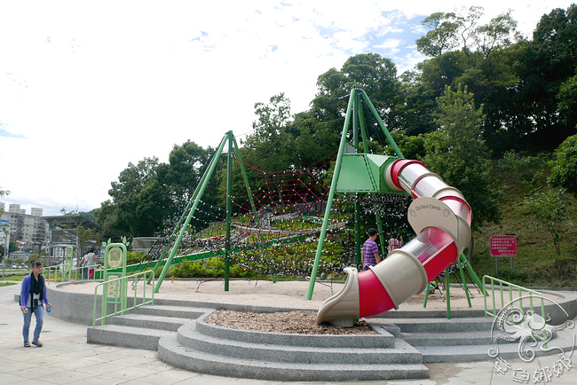 新北市特色公園【中和錦和運動公園】媲美沖繩公園的特色公園，5M、7M、28M滾輪滑道，四道磨石子溜滑梯、黃金豎琴、擺動長繩、高架攀爬網 @章魚娜娜 ∞ 玩味生活