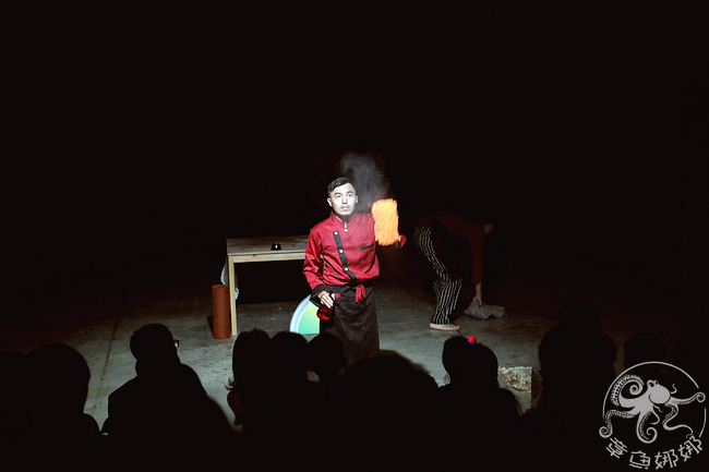 華山園區/烏梅劇院【ㄚ一ㄨㄟㄛ】紅鼻子馬戲團，馬戲+肢體+非語言聲音，加入逗趣、幽默劇情、觀眾互動，讓氣氛high到最高點！ @章魚娜娜 ∞ 玩味生活