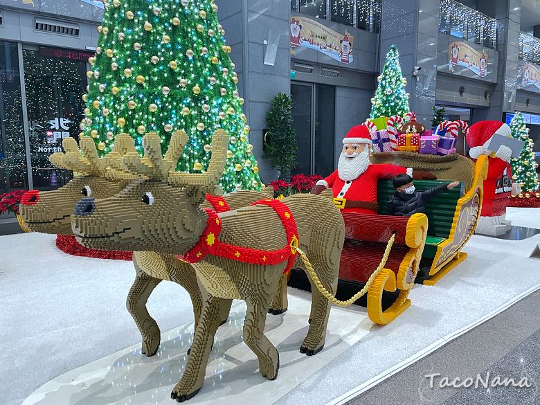 2021新北板橋歡樂耶誕城》LEGO樂高X新北耶誕城全新打造，14米高耶誕老人聖誕樹、絕美光廊，點亮最美耶誕城！拍美照打疫苗，還能拿桑塔熊專用口罩喔！ @章魚娜娜 ∞ 玩味生活