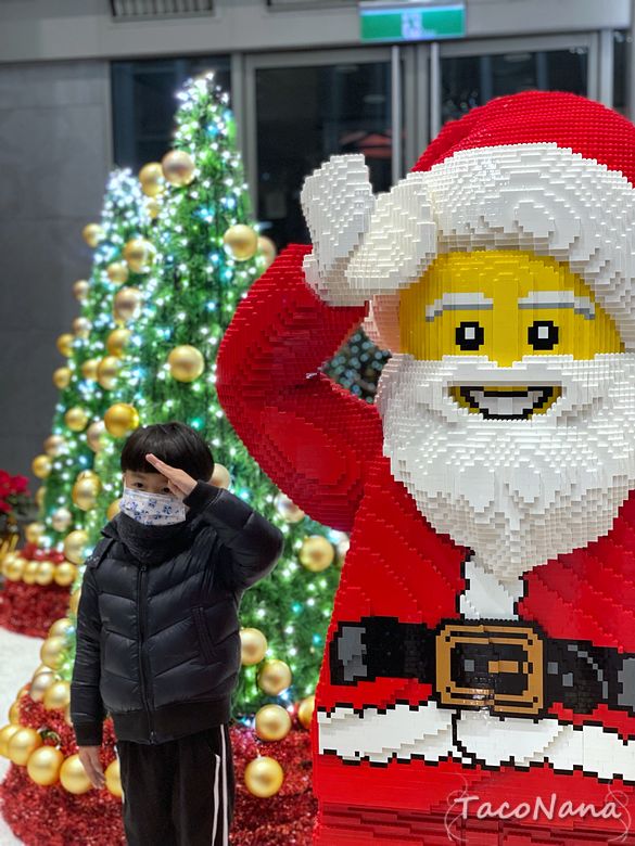 2021新北板橋歡樂耶誕城》LEGO樂高X新北耶誕城全新打造，14米高耶誕老人聖誕樹、絕美光廊，點亮最美耶誕城！拍美照打疫苗，還能拿桑塔熊專用口罩喔！ @章魚娜娜 ∞ 玩味生活