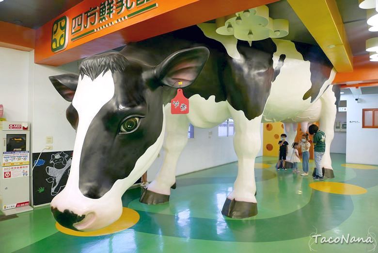 苗栗觀光工廠》四方鮮乳酪故事館，來找巨大乳牛擠牛奶喝，哞~！ @章魚娜娜 ∞ 玩味生活