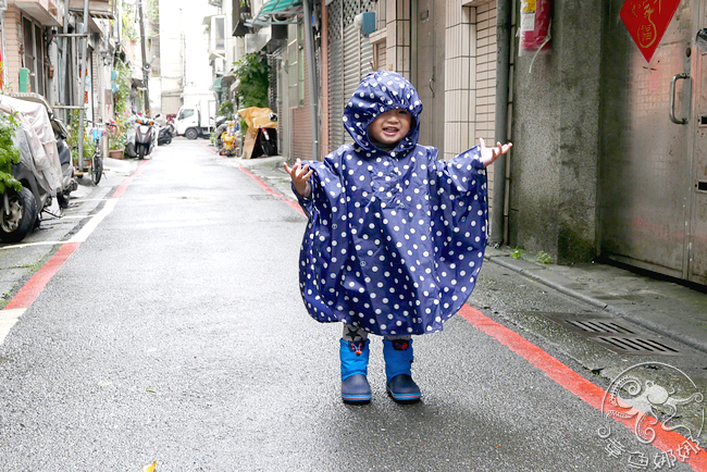 雨天用具》日本KIU雨衣│大童、小童都有的輕量透氣雨衣，時尚又可愛，不用下雨也穿出門，愛上下雨的小章魚。 @章魚娜娜 ∞ 玩味生活