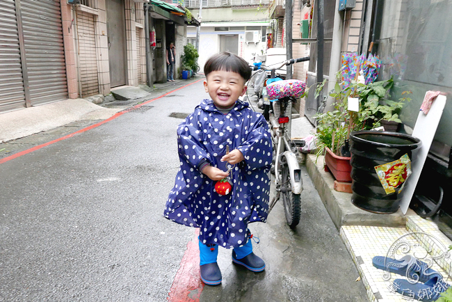 雨天用具》日本KIU雨衣│大童、小童都有的輕量透氣雨衣，時尚又可愛，不用下雨也穿出門，愛上下雨的小章魚。 @章魚娜娜 ∞ 玩味生活