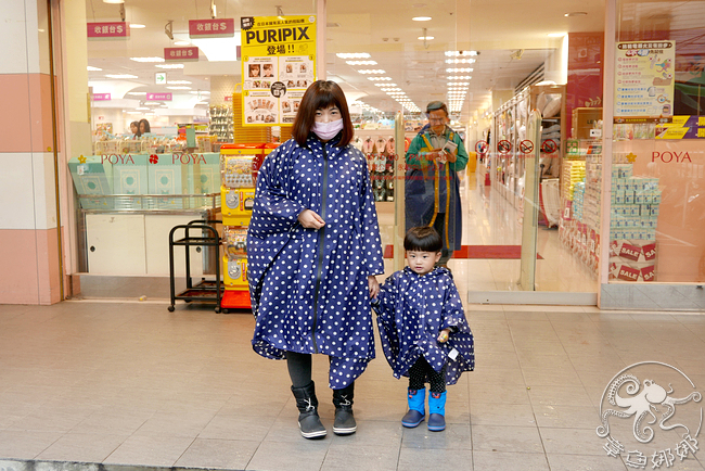 日本KIU【親子系列雨衣】不知不覺期待下雨，和小章魚穿上一樣的雨衣，一起雨中漫步，真是一件幸福的事，甜蜜蜜 @章魚娜娜 ∞ 玩味生活