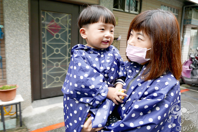 日本KIU【親子系列雨衣】不知不覺期待下雨，和小章魚穿上一樣的雨衣，一起雨中漫步，真是一件幸福的事，甜蜜蜜 @章魚娜娜 ∞ 玩味生活