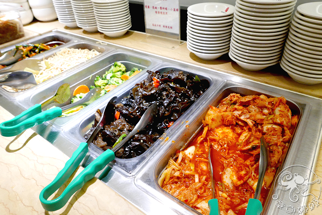 韓式銅盤烤肉【台北車站/吃到飽】，多款小菜、熟食、湯品無限供應，來支哈密瓜冰棒做完美結尾。 @章魚娜娜 ∞ 玩味生活