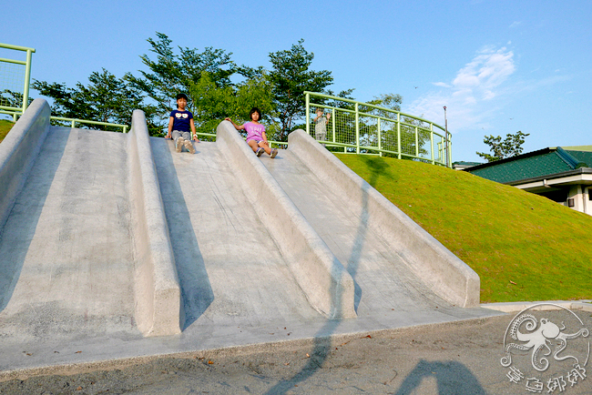 【宜蘭/員山公園】親子景點/四道水泥沙地溜滑梯，共兩款一大一小，巧妙區分大、小孩。 @章魚娜娜 ∞ 玩味生活