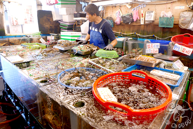 漁港吃海鮮》桃園竹圍漁港│北台灣供銷重地之一，設有漁貨產品直銷中心。想吃海鮮隨時有，漁貨新鮮怎樣都好吃。 @章魚娜娜 ∞ 玩味生活
