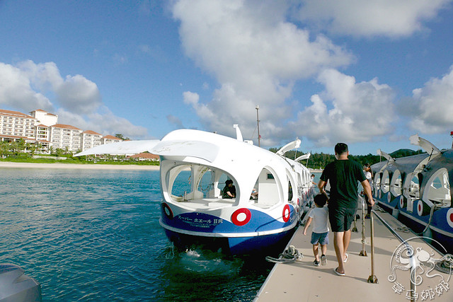 沖繩北部景點 名護市【海中公園】海中觀景塔+玻璃船，不用換衣服的出海看魚，還能海上餵魚好震撼！無緣的展望塔。 @章魚娜娜 ∞ 玩味生活