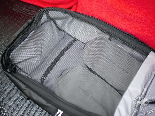行李箱包【NayoSmart Backpack】機能旅行後背包，將生活、工作、旅行融合在一起，20多個收納空間，可以放入3-5天衣物與電子設備的時尚科技感包包，輕旅行就是這麼簡單。 @章魚娜娜 ∞ 玩味生活