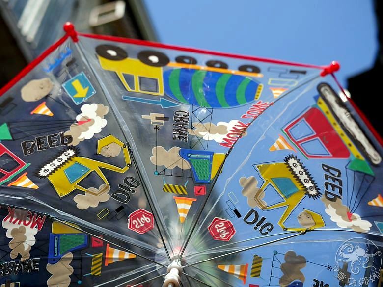 英國兒童品牌【Floss and Rock】哇！繽紛可愛的玩具用品，開啟孩子的彩色世界，著重產品安全與性能標準，讓媽媽很放心。魔術變色傘連大人都會驚呼的神奇雨傘！還有腰包、拼圖、水畫卡、磁鐵遊戲盒，兒童節最佳獻禮。 @章魚娜娜 ∞ 玩味生活