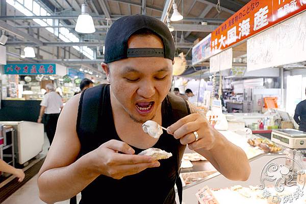 沖繩okinawa我來囉！【那霸泊港漁市場/泊いゆまち】吃海鮮嗑生蠔，海膽、干貝、甜蝦通通來吧！ @章魚娜娜 ∞ 玩味生活